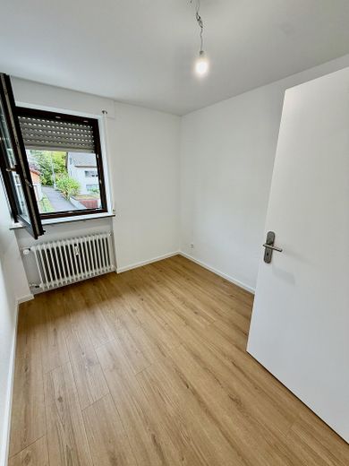Vollständig frisch renovierte 4-Zimmer-Wohnung mit Balkon und neuer Einbauküche – Zimmer 3 ca. 7 m²