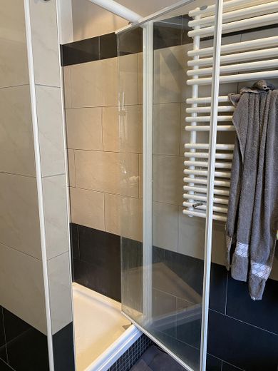 Nowocześnie umeblowane 6-osobowe mieszkanie współdzielone w centrum miasta Stgt. Möhringen – Bad mit Dusche und Wanne