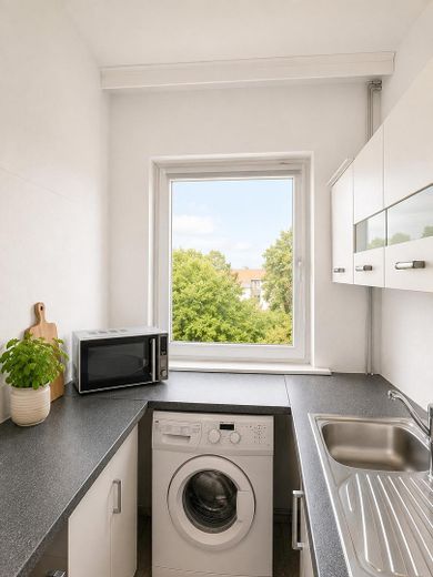 Luminoso apartamento de 3 habitaciones con balcón y vistas al jardín – Küche
