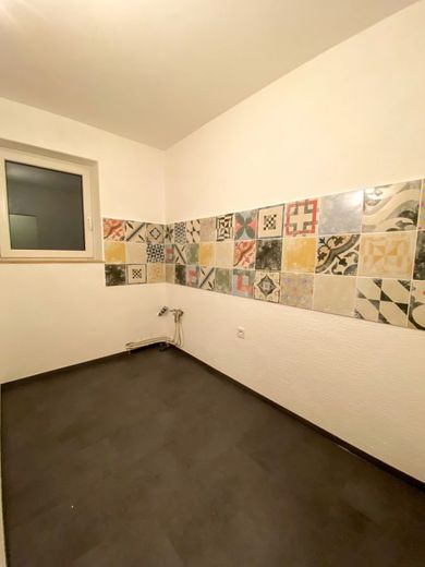 Ruhige Renovierte 2 Zimmer Wohnung – Küche