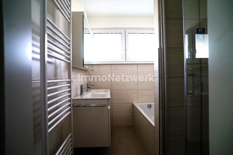 Frisch sanierter Wohntraum in Pforzheim-Sonnenberg: 5 Zimmer mit Ausblick und Garage – Blick ins Bad