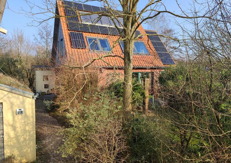 Ökologisch nachhaltiges Niedrigenergiehaus - gesund wohnen mit Lehm – Südwest- / Straßenansicht