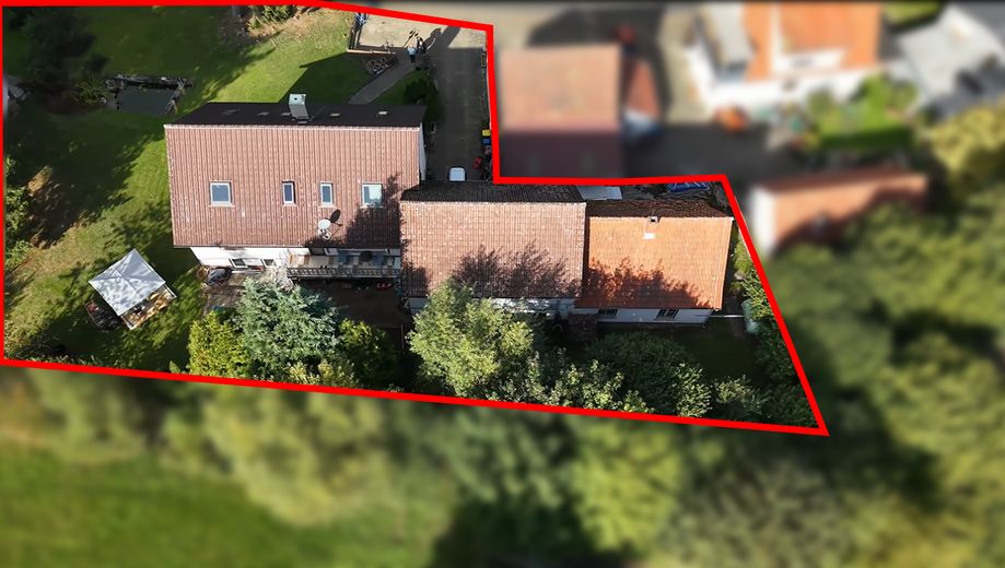 Vielseitiges Wohn- und Gewerbeobjekt mit Hallen & Werkstatt in naturnaher Lage – Luftaufnahme Gesamtansicht