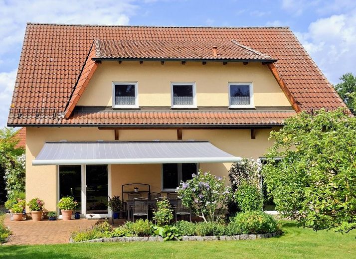 Merkezi ve sakin konumda geniş müstakil ev – Gartenseite mit Terrasse
