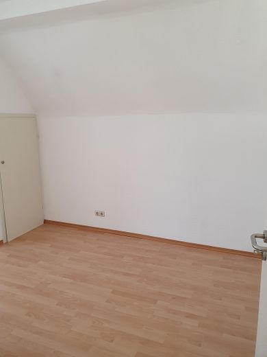 Gut geschnittene 3-Raum KDB-Wohnung im DG – Foto 6