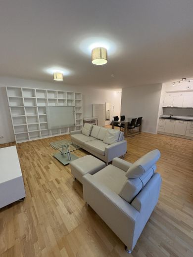 Köpenick'te bahçe parseli olan aydınlık 2,5 odalı daire – Wohn- und Esszimmer
