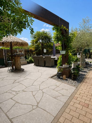 Casa rural con factor WOW: grandes naves, jardín de ensueño y cocina exterior de lujo – Foto 1