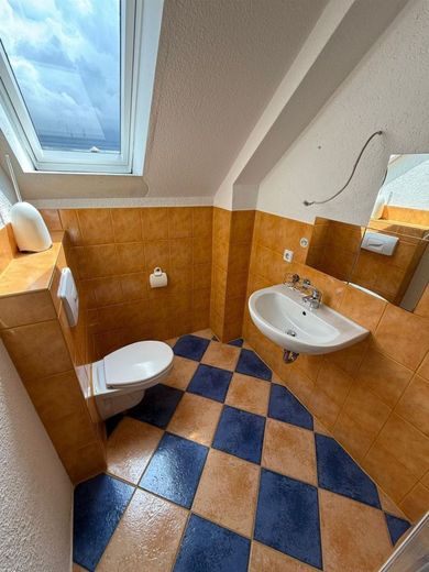 Großzügiges 8-Zimmer EFH mit wunderschönem Garten, Kamin und Einliegerwohnung – Bad 1 Hauptwohnung