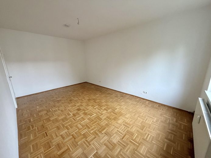 2-Raum-Wohnung mit Balkon & Badewanne - WG geeignet - Parkett-Fußboden – Schlafzimmer