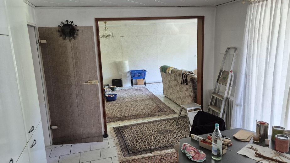 Geräumiges Einfamilienhaus mit 6,5 Zimmern in Salzgitter-Thiede – Wohnzimmer EG, Blick aus Küche