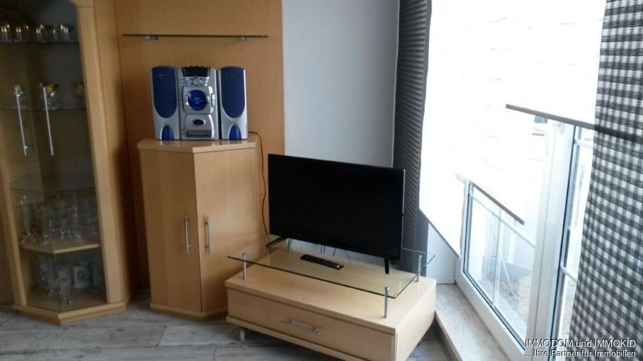 2-Zimmer-Wohnung mit BALKON - vollmöbliert -Nähe VW-Standort – Wohnzimmer