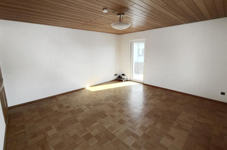 Helle, renovierte 4-Zimmer-Wohnung (1.OG) mit Küche und Süd-Balkon in ruhiger Lage in Kleinostheim – Schlaf/Wohn, Zugang Balkon