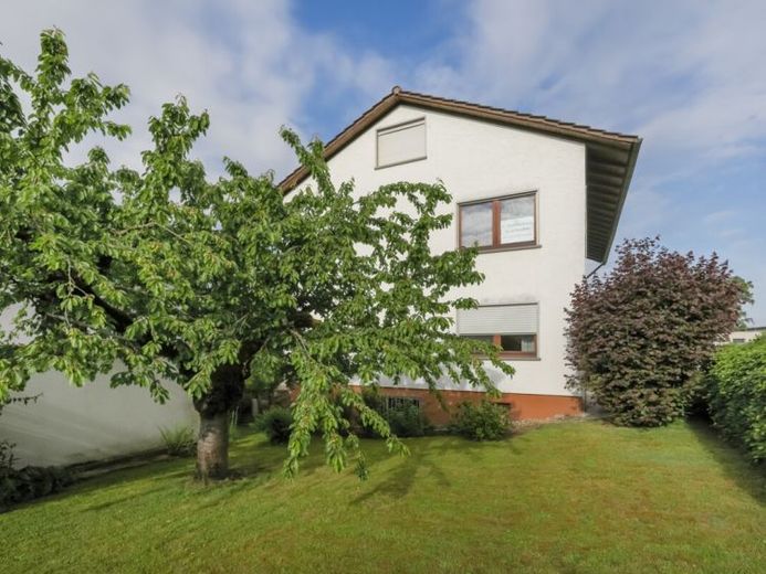 Bezugsfrei ab Oktober! Attraktives Zweifamilienhaus mit viel Platz und Potenzial – Foto 1
