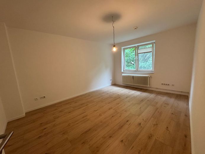 2 Zimmer Mietwohnung im 2. OG in der Wüste – Wohnzimmer