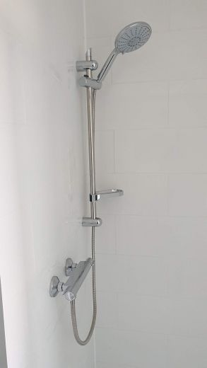 Attraktive, sanierte 75 m² Wohnung (Zweitbezug) mit Tageslichtbad und offener Wohnküche in Köthen – Dusche