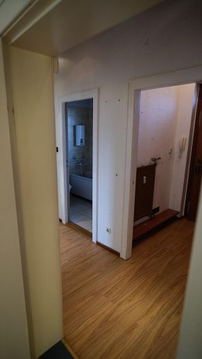 Flur / Blick in Bad + Windfang