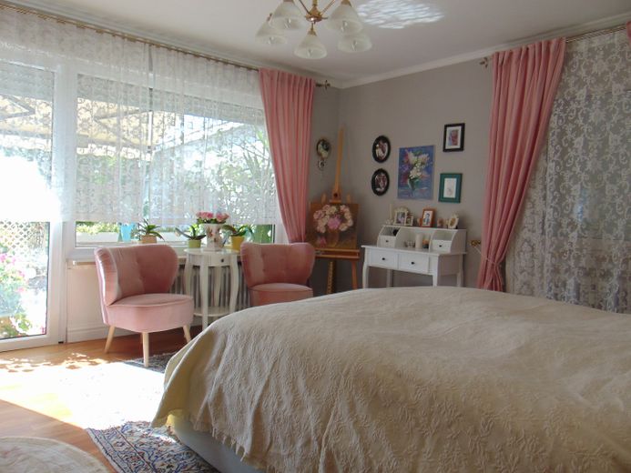 2-Generationen-Haus mit zusätzlicher Einliegerwohnung in Bad Wörishofen – Schlafzimmer EG