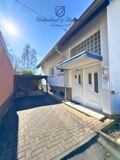 Freistehendes 1-2 Familienhaus in zentrums-und naturnaher Lage, sofort nutzbar – Hauseingang mit Carport + Stellplatz