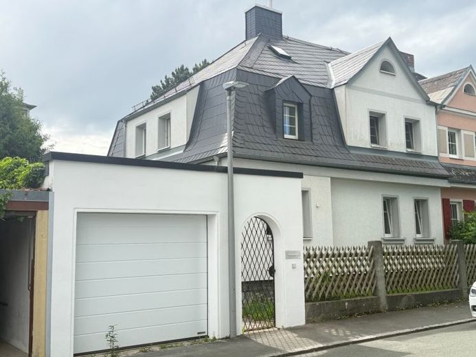Großzügige Doppelhaushälfte mit Garage und großem Garten im Norden der Stadt Hof - Wfl. ca. 144 m² - Grundstück ca. 640 m² – Foto 1