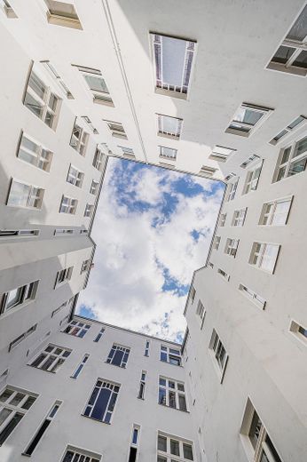 Attraktive Altbauwohnung mit Stuckverzierungen im Westfälischen Viertel – Innenhof