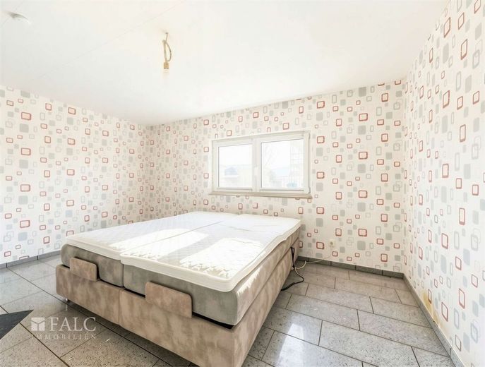 Moderner Bungalow mit großzügigem Garten und Garage – Schlafzimmer