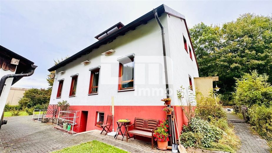Modernisiertes Einfamilienhaus auf riesigem Grundstück mit Carport und Nebengebäude – Rückansicht