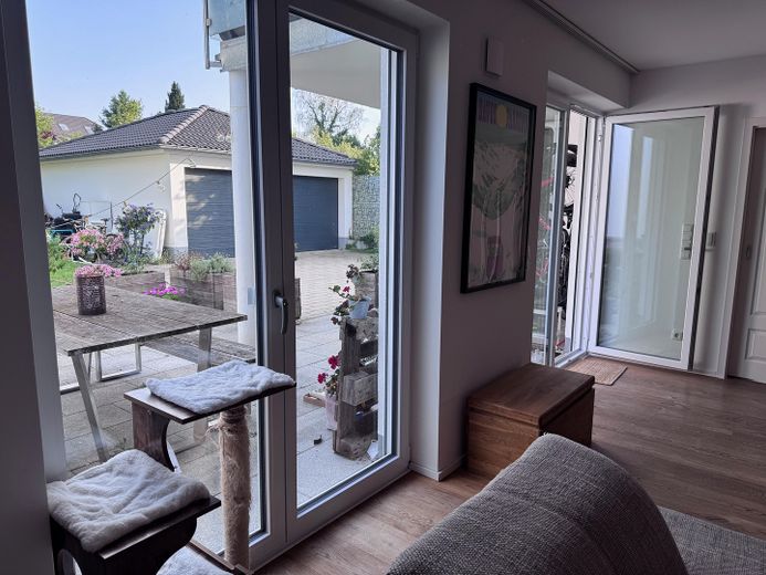 Einzigartige Gartenwohnung in München – Wohnzimmer - Übersicht 6