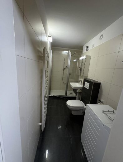 Charmante möbilierte 1-Zimmerwohnung mit Loggia – Badezimmer