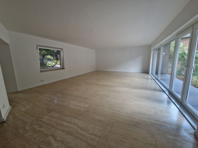 Buchholz! Huis in huis - appartement op de begane grond van 156 qm met terras, tuin en grote garage – Wohnzimmer