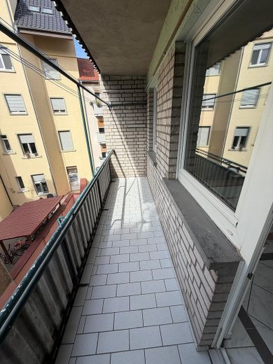 Gerenoveerd 2-kamerappartement met balkon en inbouwkeuken – Foto 13