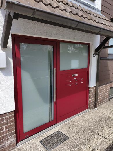 Appartement en copropriété solide de 2 pièces avec loggia et vue imprenable dans un emplacement calme – Eingangstür