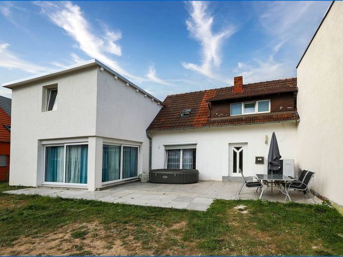 Abitare moderno con carattere: 6 locali, 150 m², pompa di calore ed elegante ampliamento, vicino alla città -libero – Foto 1