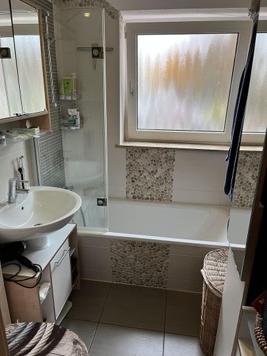 Super gelegene, top moderne 3-Z-W mit gr. Balkon zu verkaufen – lichtdurchflutetes Bad
