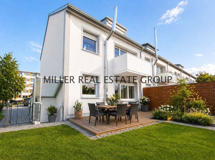 Moderne Raumwunder-Rarität in Neuburg an der Donau: Reiheneckhaus mit großem Garten, zwei Terrassen, Balkon &amp; viel Wohnkomfort! – Außenansicht