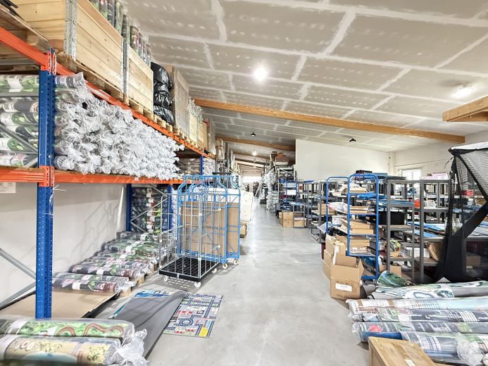 500 m² bedrijfsruimte: verwarmde hal + kantoren | Unterpleichfeld – Halle 