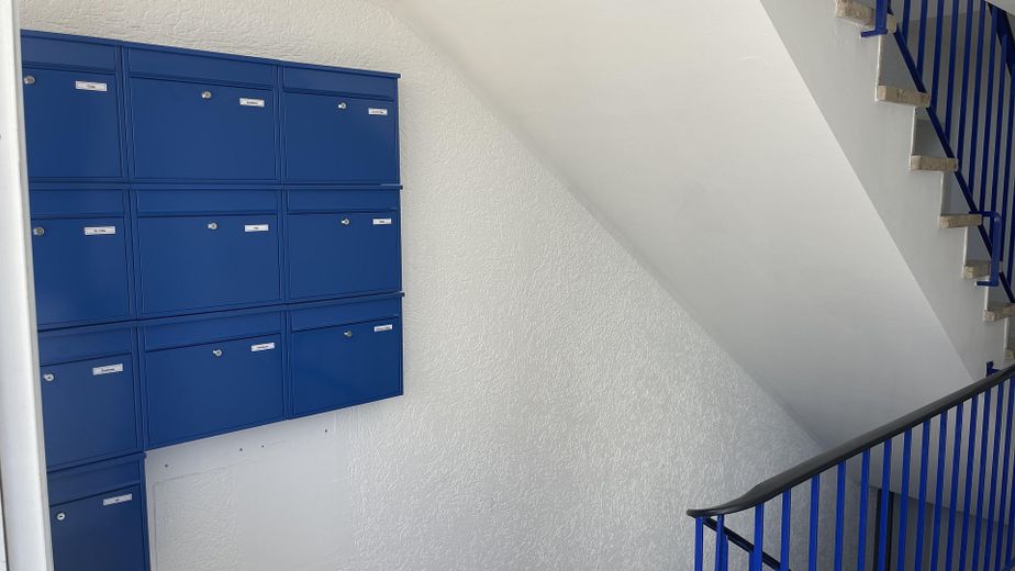 Von priv. - schönes 1-Zi. Single-Appartement in Pad Schloß Neuhaus, ruhige Lage m. Balkon 2.OG – unser heller Hausflur