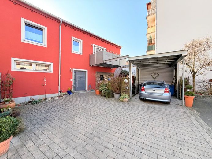 Renoviertes Einfamilienhaus mit Balkon, Carport und flexiblen Nutzungsmöglichkeiten – Blick auf das Carport und Grundstück