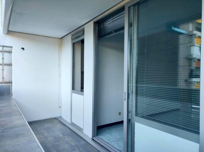 von Privat – Helle 2-Zimmerwohnung mit großer, wettergeschützter Südwestloggia – München-Bogenhausen – Loggia