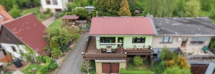 Doppelhaushälfte a Crimmitschau con camino, bagno moderno, terrazza, area salotto coperta e garage