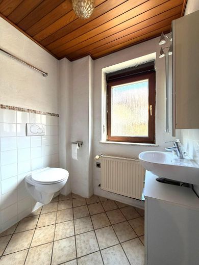 2 tolle Häuser * Neu- und Altbau * in Freisbach – Vorderhaus: Gäste-Bad