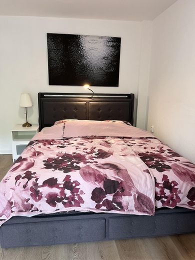 Gemütliche möblierte Wohnung mit Blick ins Grüne – Schlaflzimmer mit Doppelbett