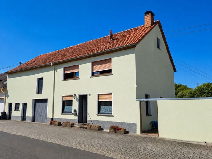 Nahe Bitburg: Charakterhaus mit Garage, Gewölbekellern, Sonnenterrasse & weiteres Nutzungspotenzial – Fotoğraf 1