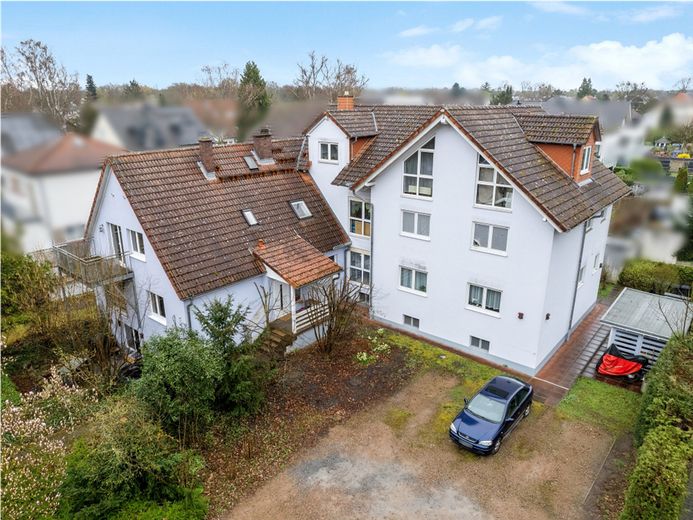 Großzügiges Familienhaus mit Garten in Dreieich Sprendlingen, Grenze Buchschlag – Ansicht Vorder-/Hinterhaus