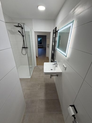 Kernsanierte 4–5-Zimmer-Wohnung | Einbauküche | Kamin | Garage | Terrasse – Badezimmer oben