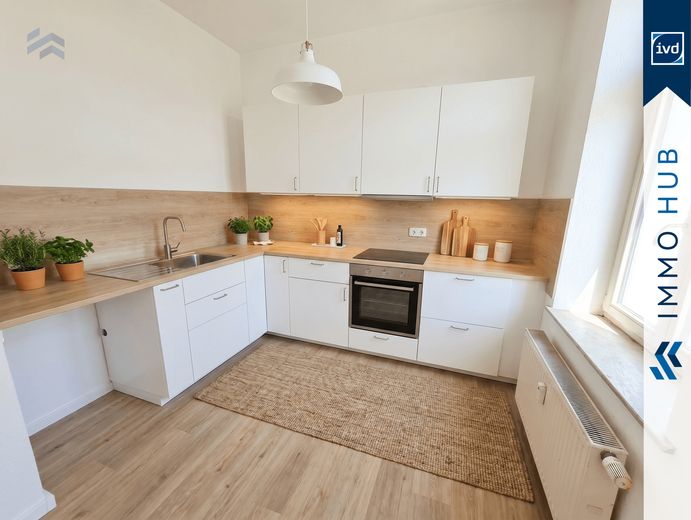 ++ 5% Mietrendite – top renovierte Kapitalanlage in gepflegtem Altbau! ++ – 5525778-LB9kLp9t8SHgQtkFMmor45oV-Wohnzimmer mit EBK.png