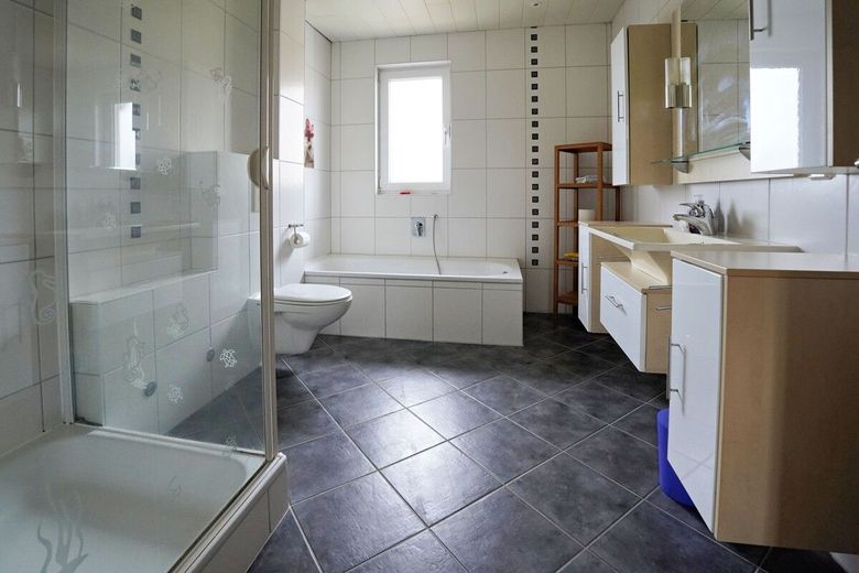 Sofort verfügbar: Gut geschnittenes Reihenmittelhaus in Langenhagen - Kaltenweide zu verkaufen! – Badezimmer