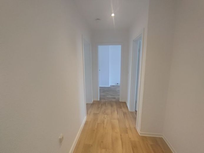 Merseburg-Süd'de balkonlu ve modern gün ışığı alan banyolu aydınlık üç odalı daire – Foto 1