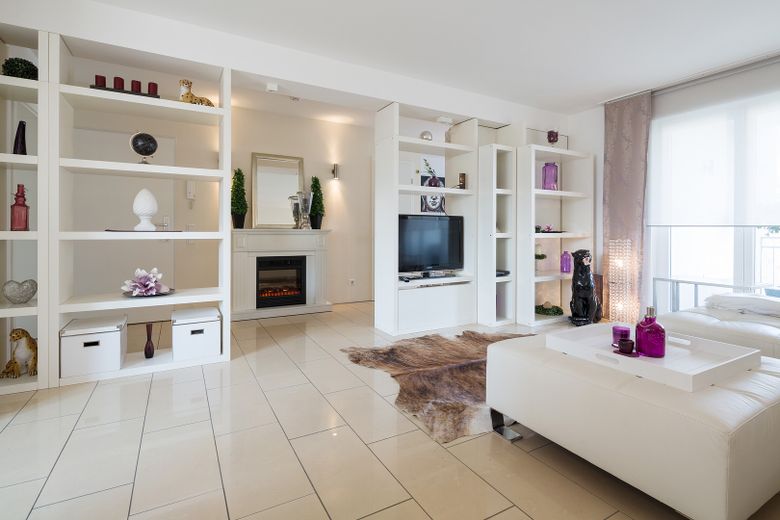 Exclusiv möbl. 2 Zimmer Wohnung in Düsseldorf-Oberkassel NK, Strom + WLAN inkl. – Wohnzimmer