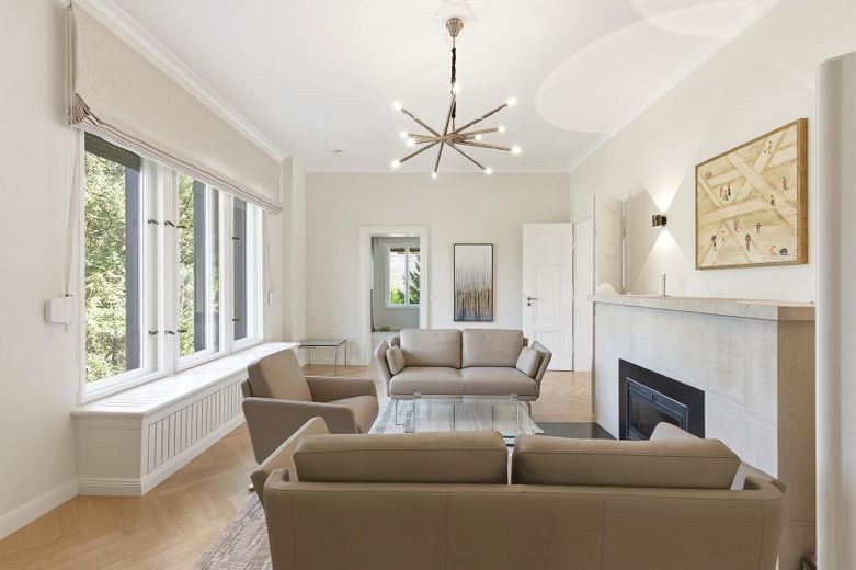 Einzigartiges Maisonette-Penthouse in absoluter Toplage am Großen Wannsee – Kaminzimmer