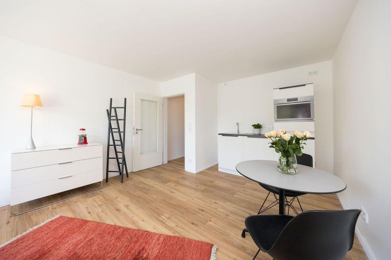 Entrate subito e sentitevi a vostro agio: appartamento ristrutturato di 1,5 locali con balcone a Bogenhausen – Das Wohnzimmer (2/3)